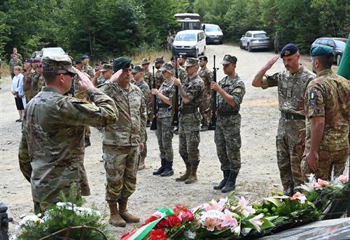  Komandant NATO staba Sarajevo odao pocast poginulim clanovima posade 